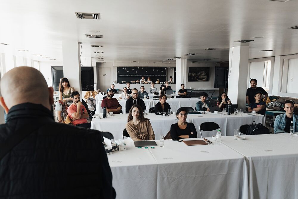 Salariés réunis en session de formation autour de tables