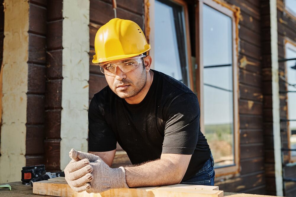 Charpentier casqué au travail sur un chantier de rénovation