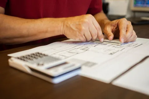 Relevé d'une cote au réglet sur un plan d'exécution