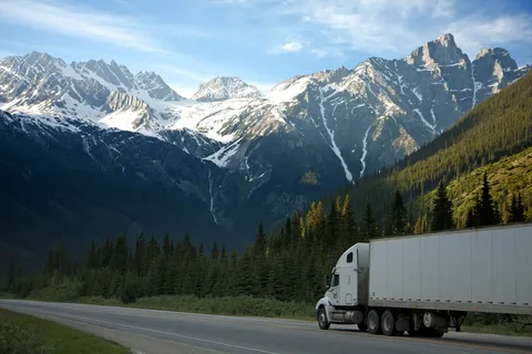 Semi-remorque circulant sur une route de montagne